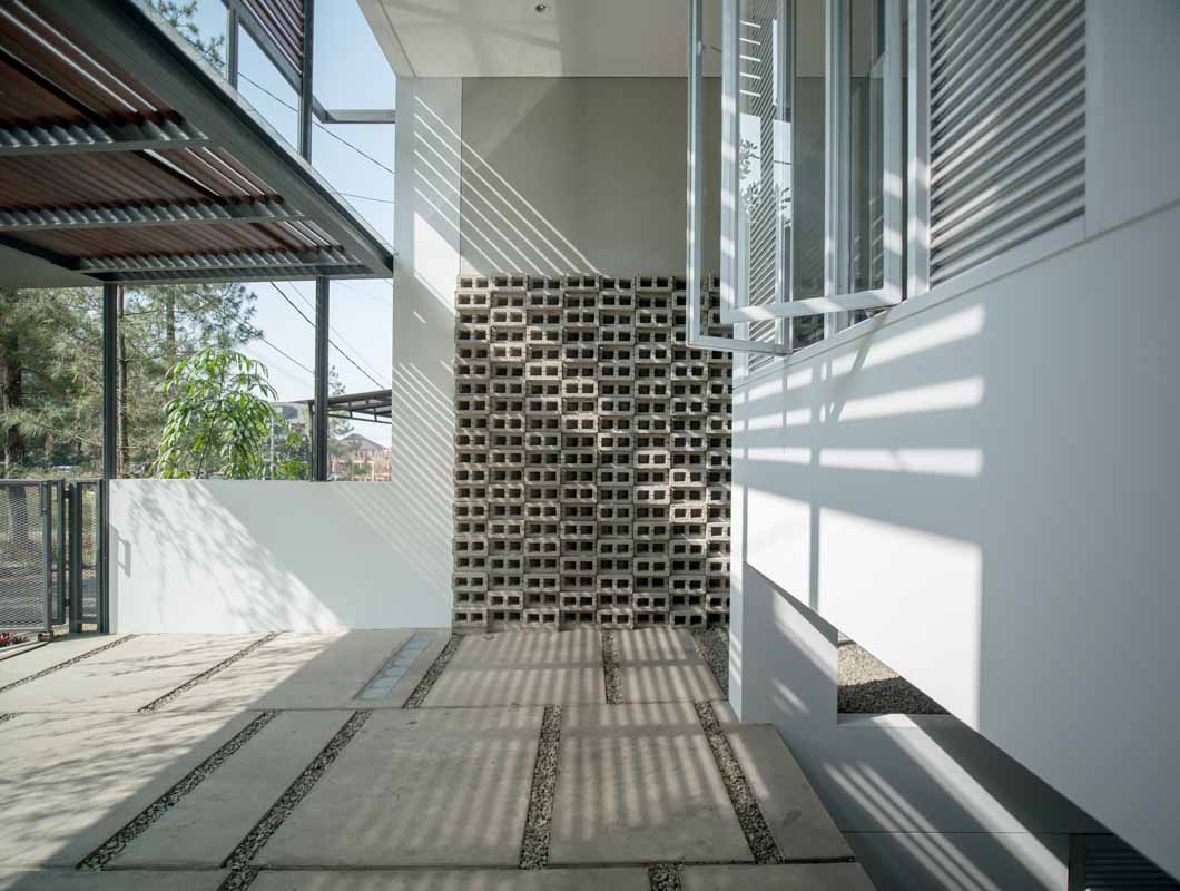 Bagian depan White Cliff House